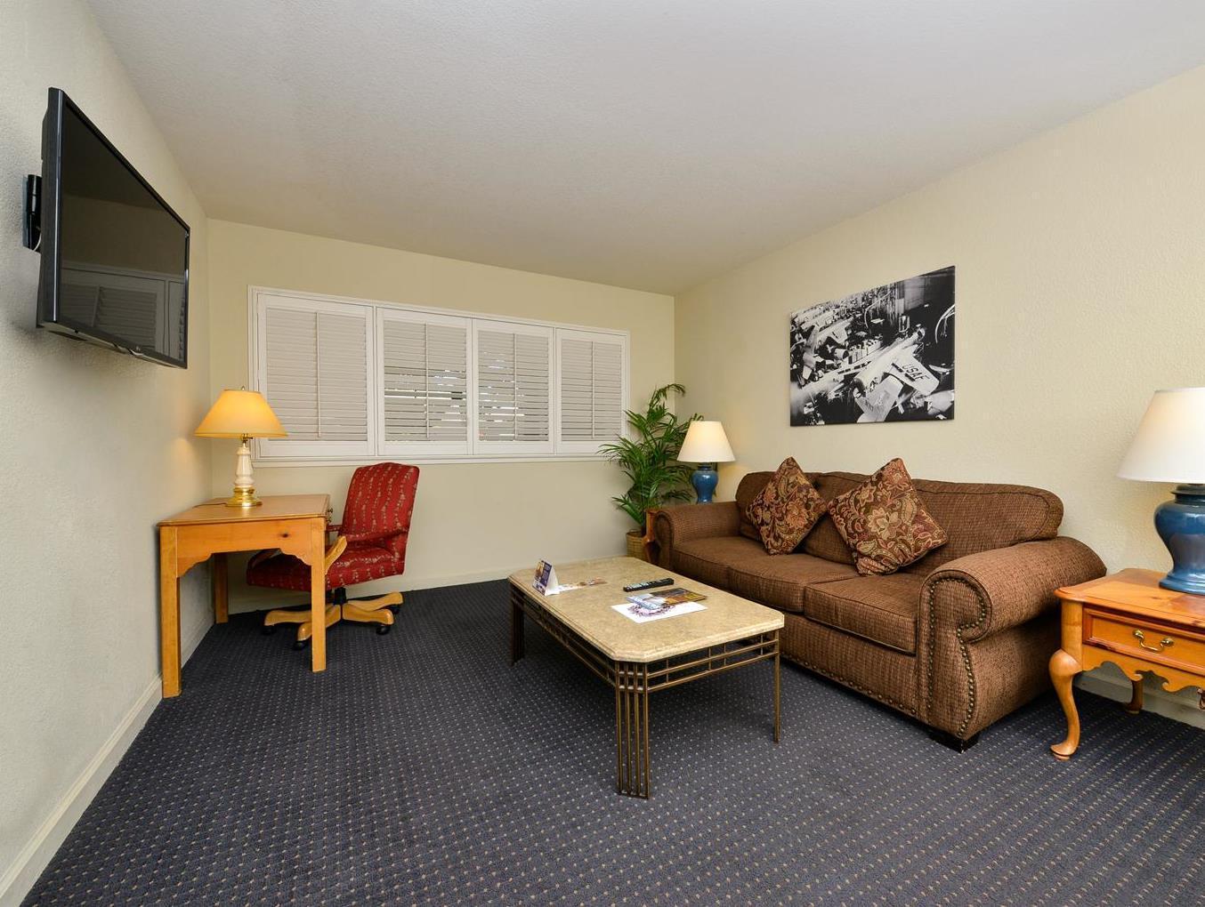 Hotel Lions Gate McClellan