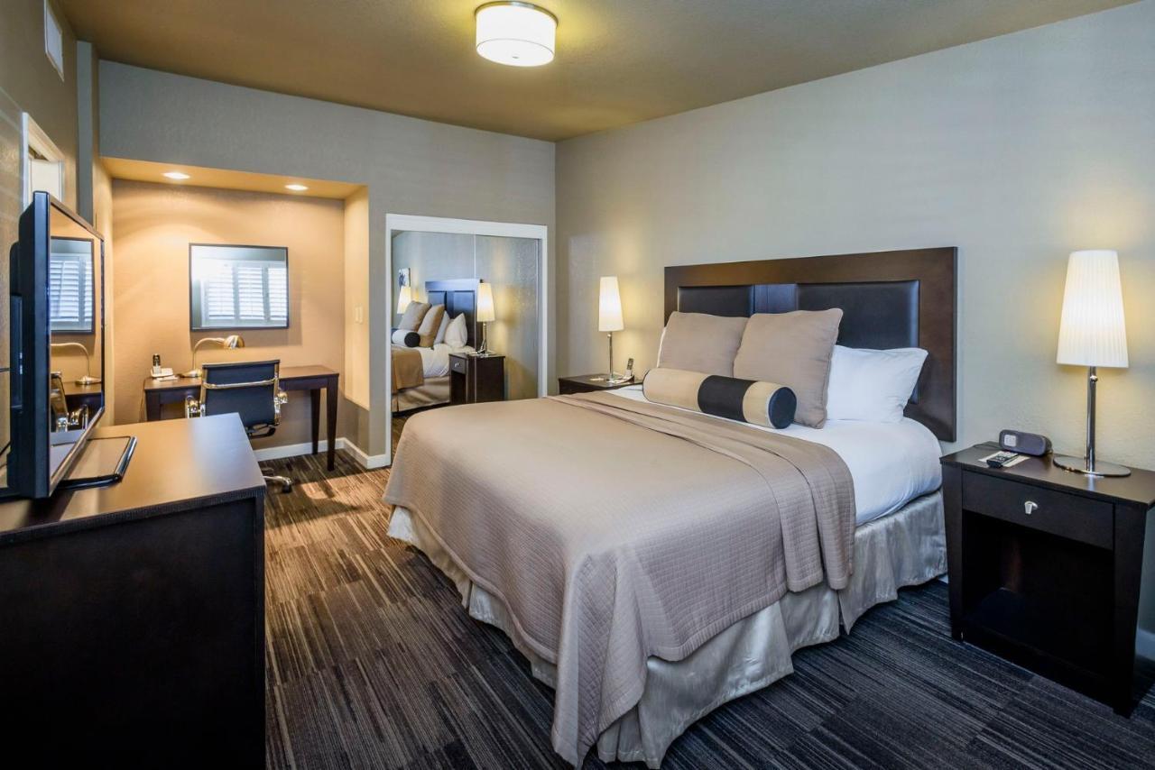 Hotel Lions Gate 3*
