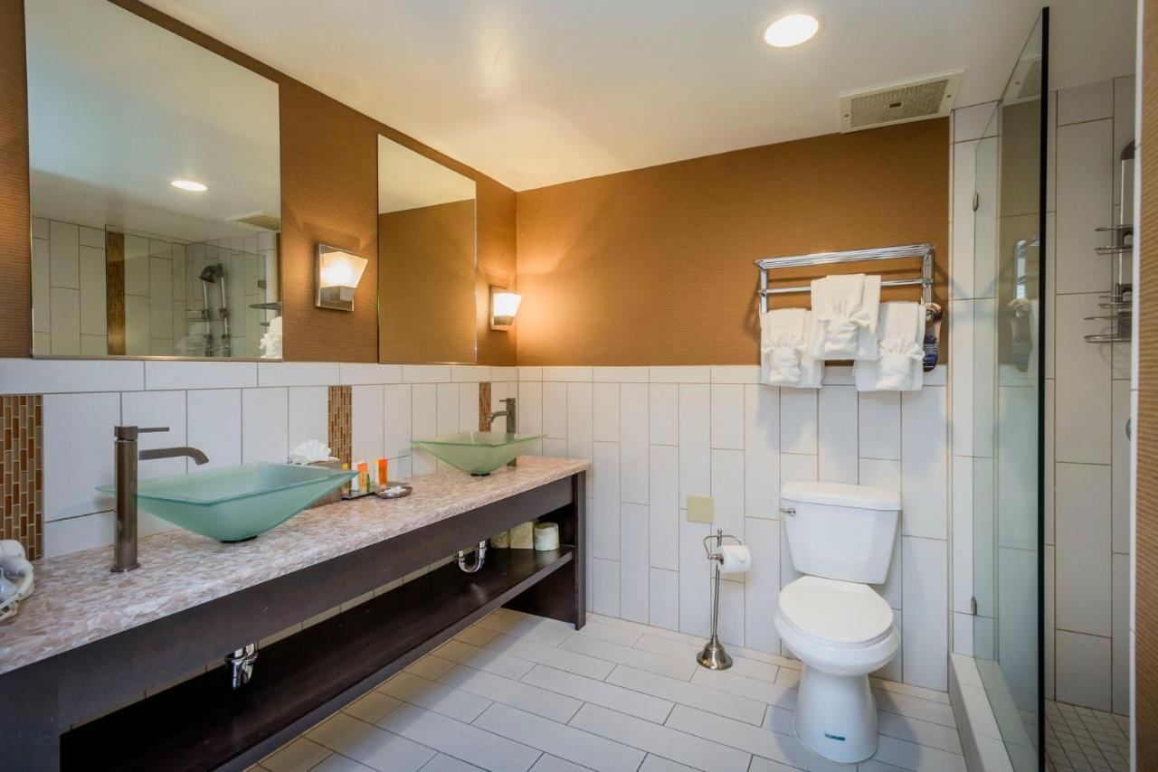 Hotel Lions Gate McClellan