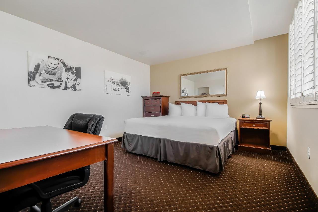 Lions Gate Hotel 3*