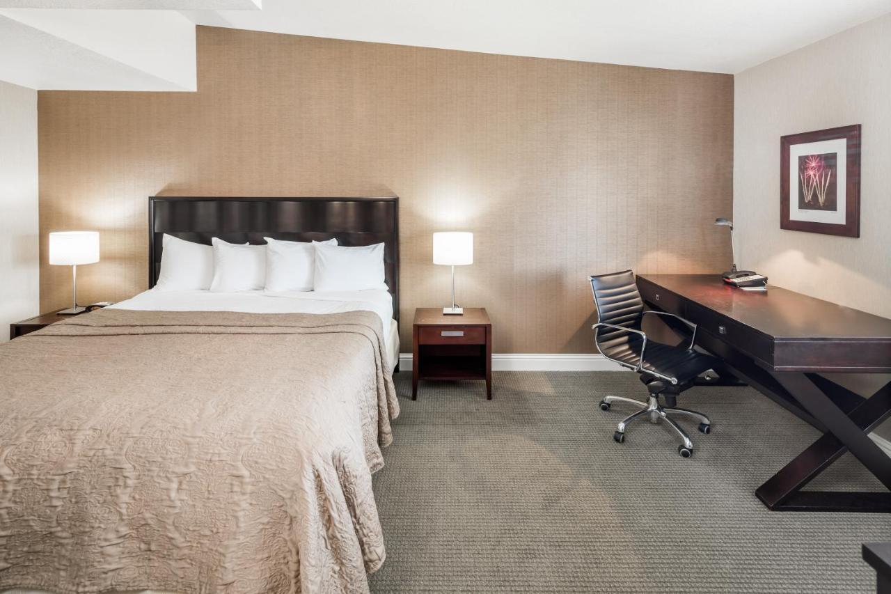Lions Gate Hotel 3*