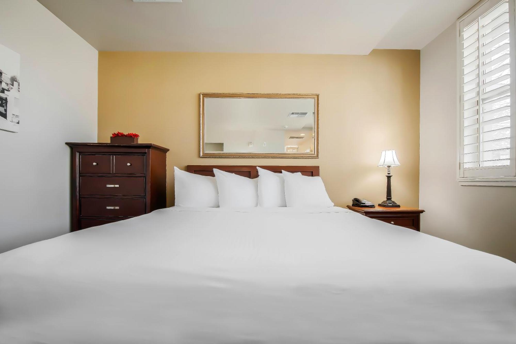 Hotel Lions Gate McClellan