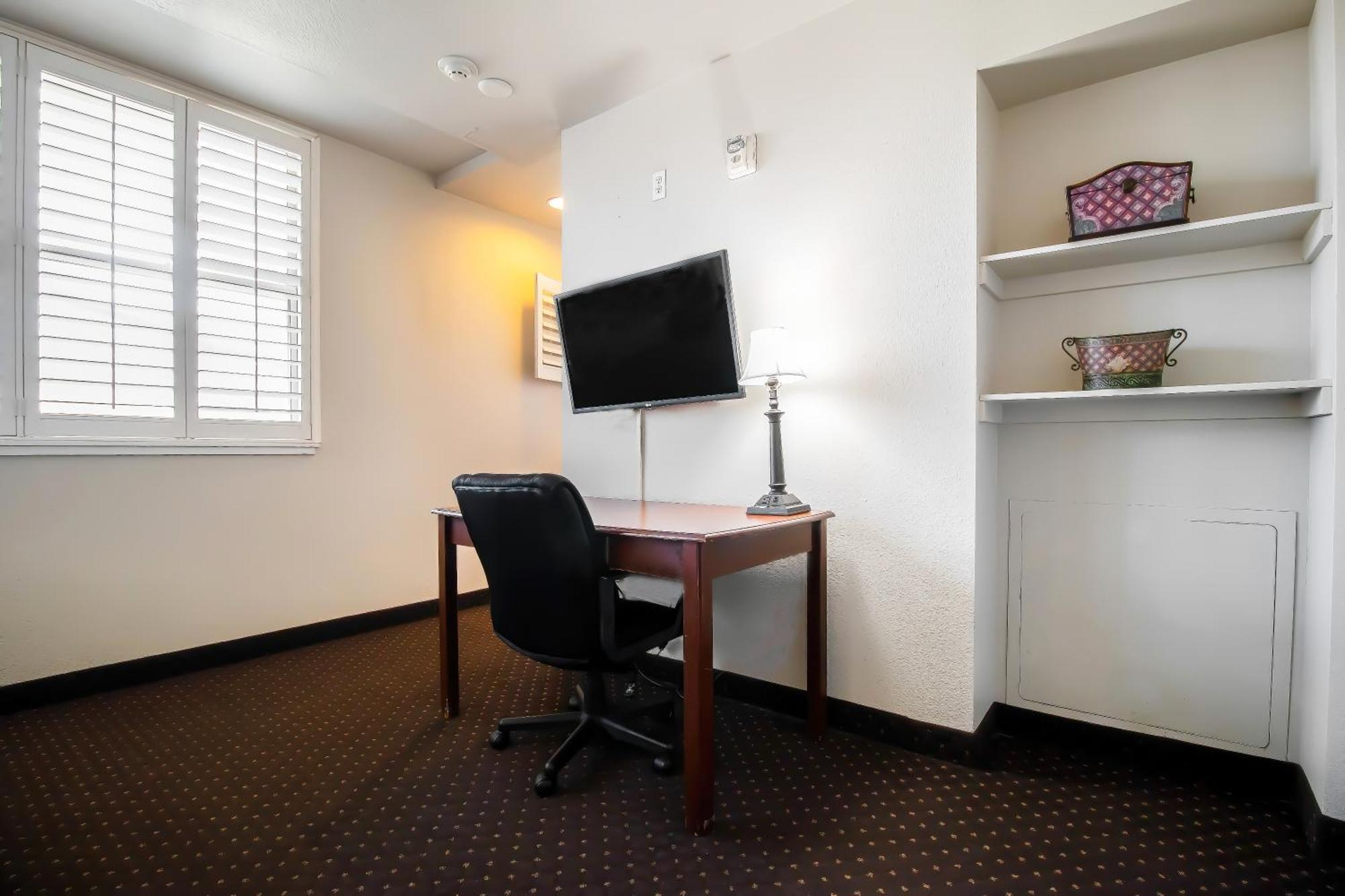 Lions Gate Hotel 3*