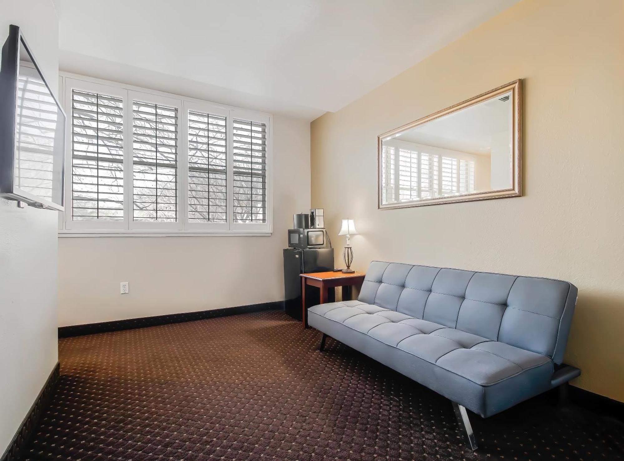 Hotel Lions Gate
