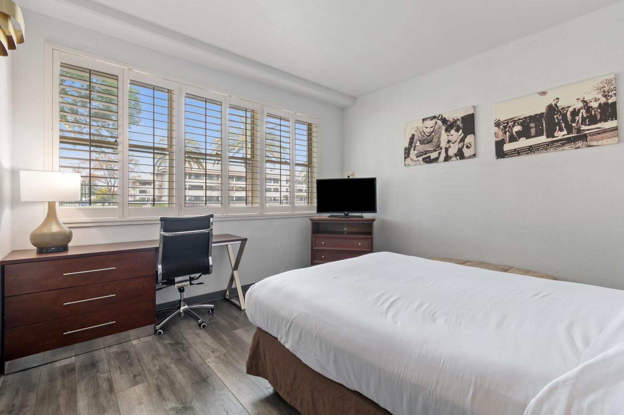 Hotel Lions Gate