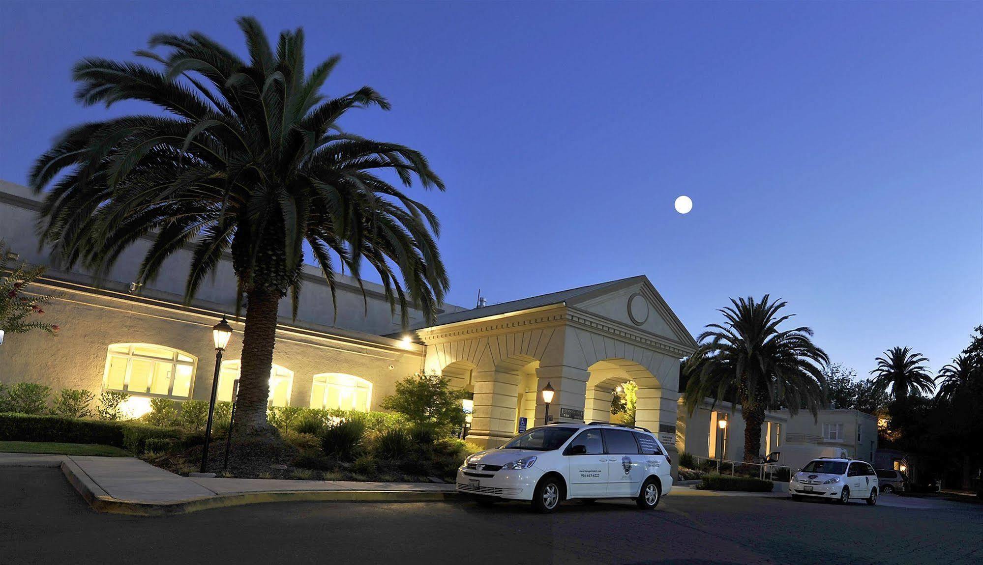 Hotel Lions Gate McClellan