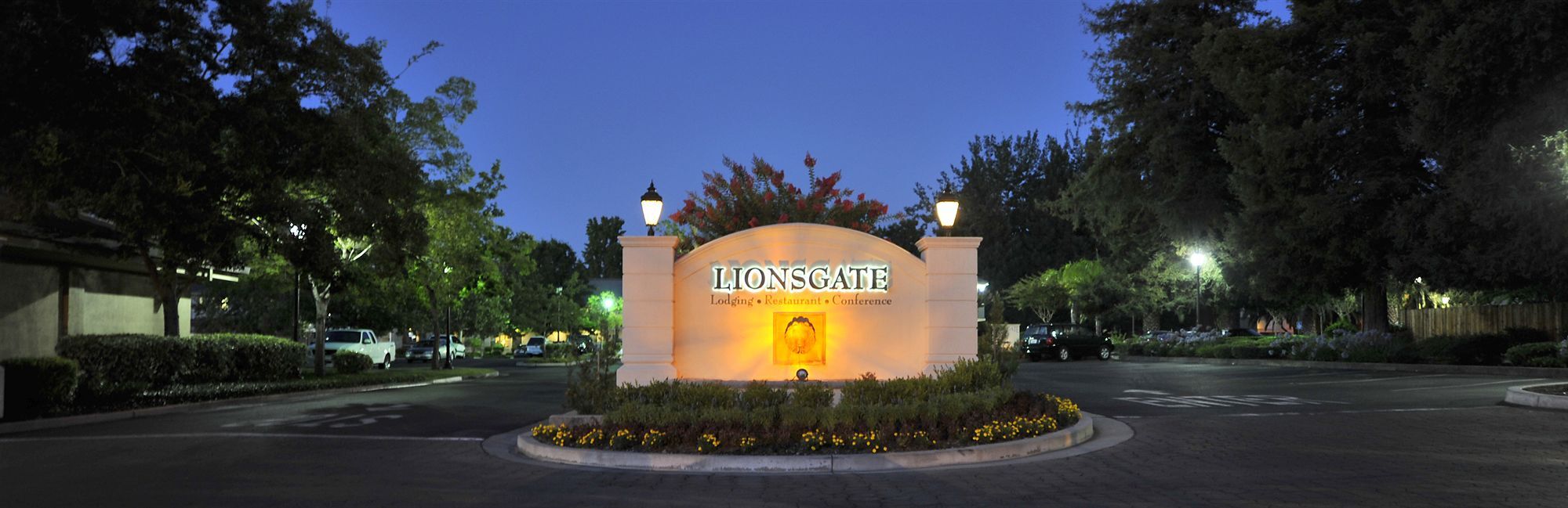 Hotel Lions Gate McClellan