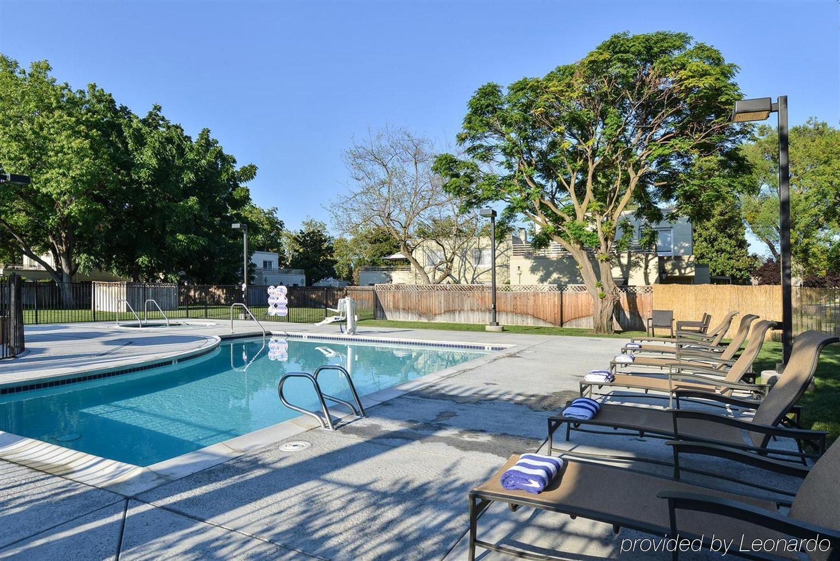 Hotel Lions Gate McClellan