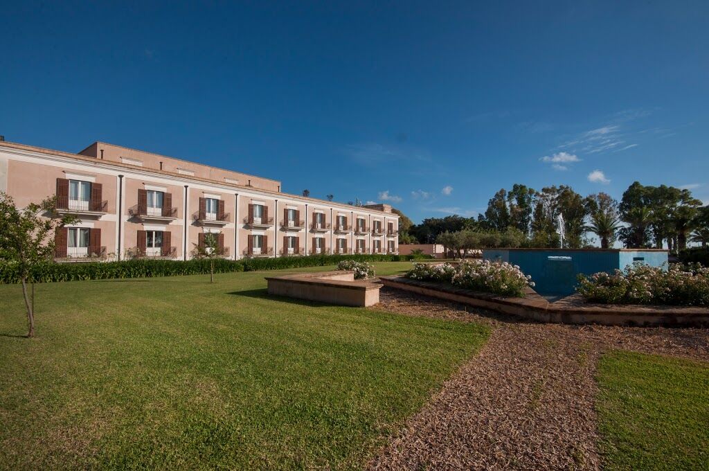 Lions Gate Hotel 3*